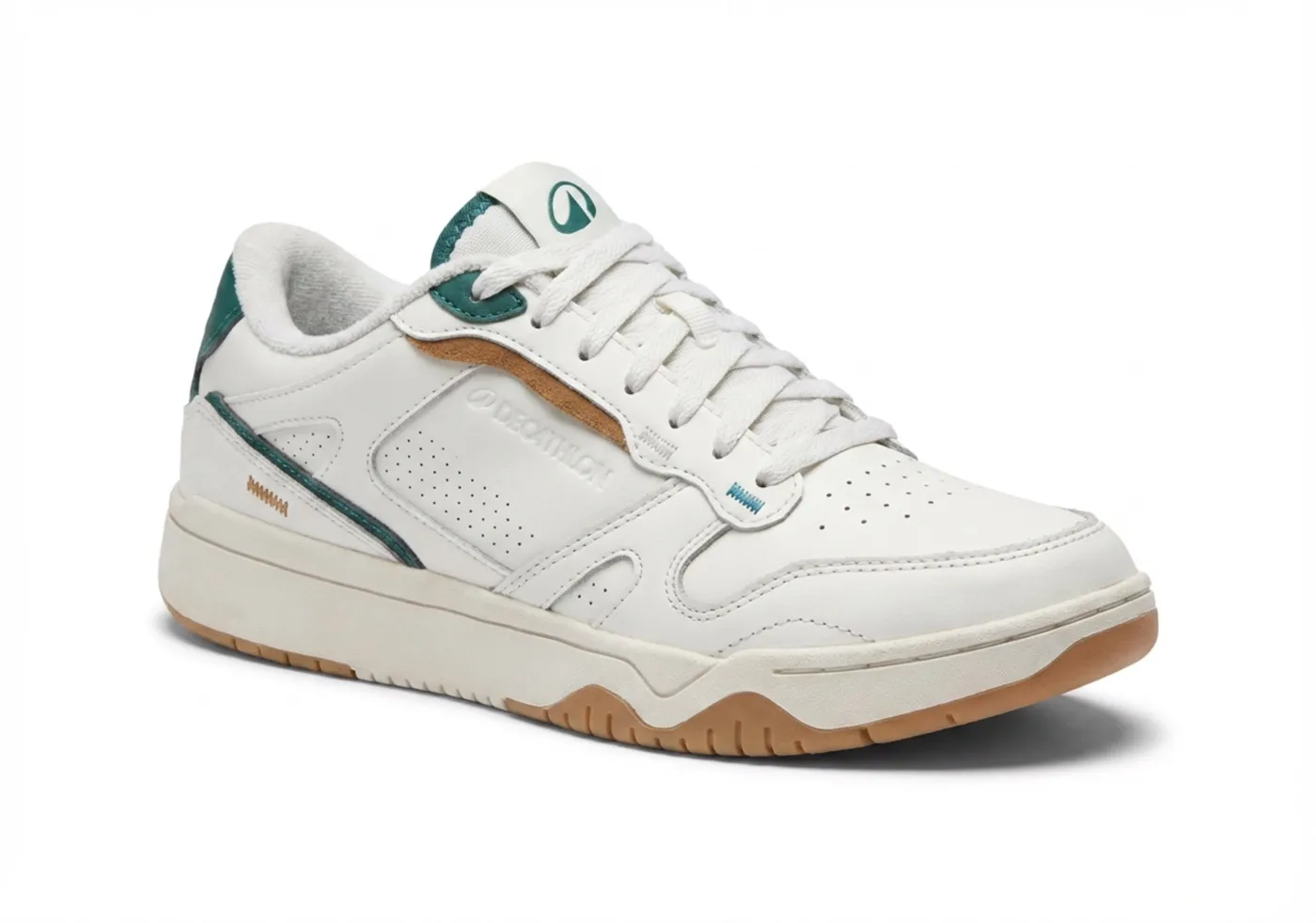 Packshot du sneaker de trois quarts, détouré sur fond blanc