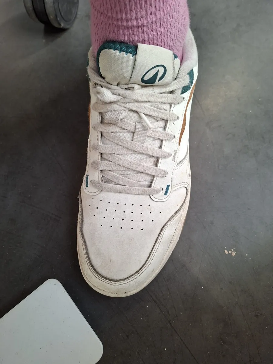 Sneaker porté, photographié de dessus au téléphone