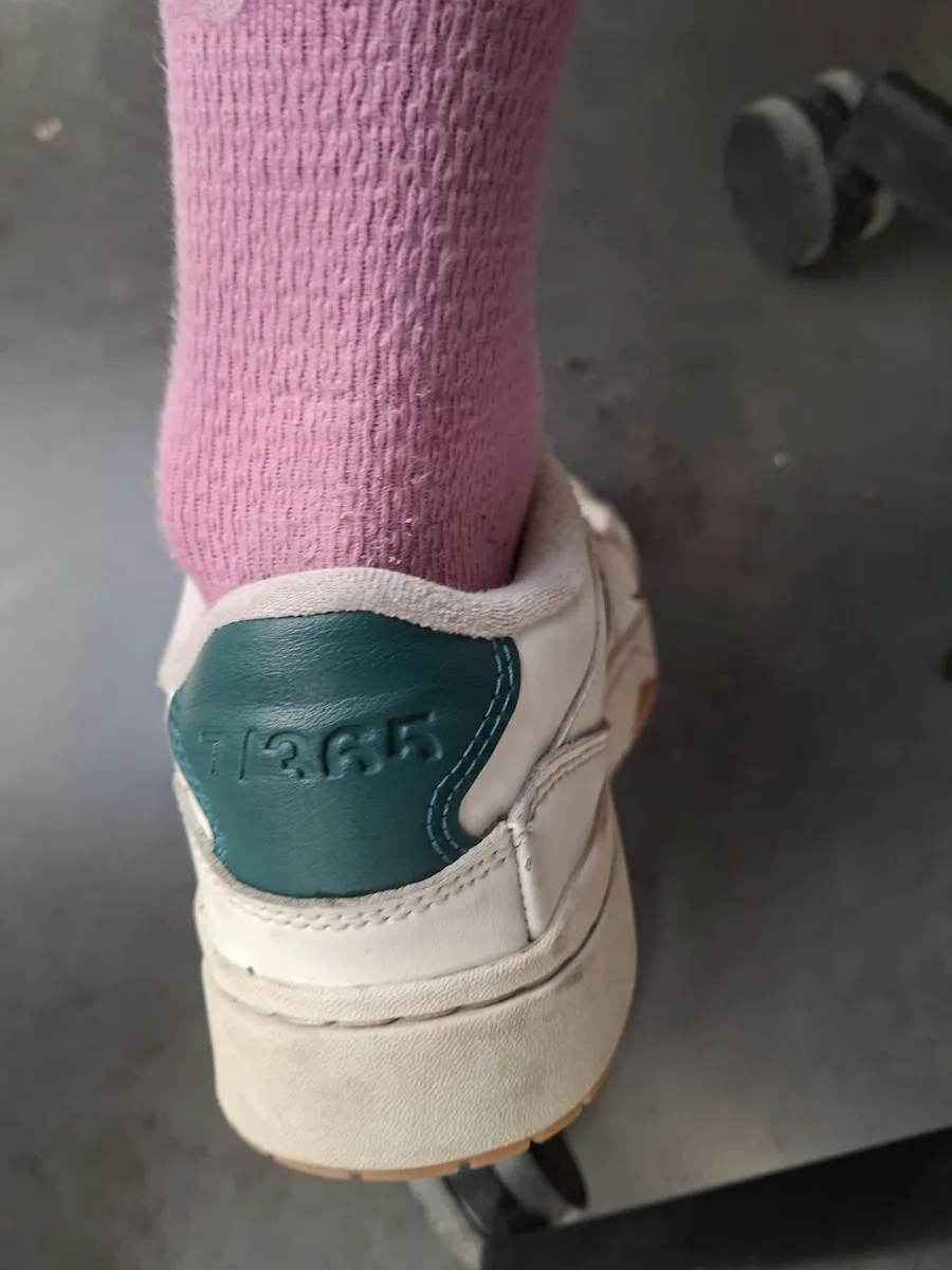 Le talon du même sneaker, en contre-jour